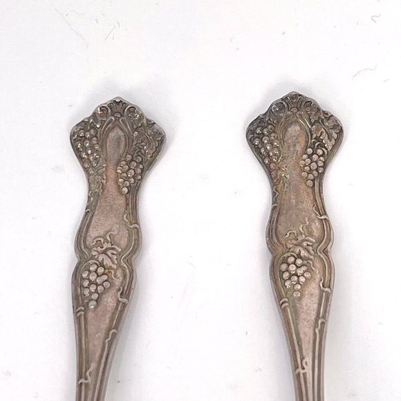 Antique 1847 Rogers Bros Grape Vine Triple Silverplate Serving Spoon set - Picture 2 of 6